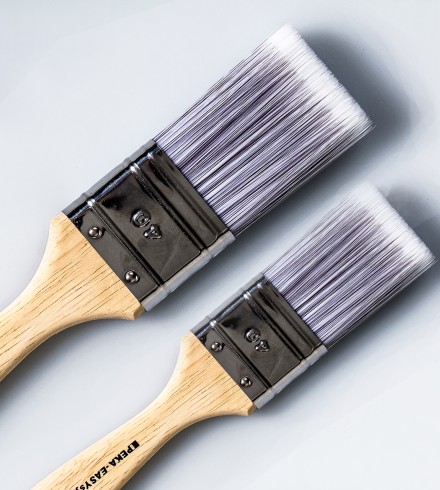 Malerpinsel Peka Easy Synt mit Holzgriff auf weissem Hintergrund mit Schlagschatten.