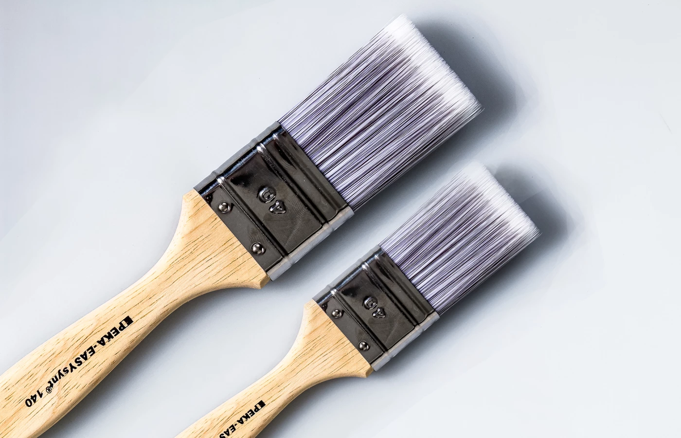 Malerpinsel Peka Easy Synt mit Holzgriff auf weissem Hintergrund mit Schlagschatten.